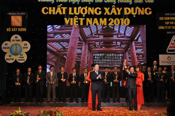 Vinaremon vinh danh với cúp vàng chất lượng xây dựng Việt Nam